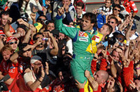 マッサ、13年ぶりとなるブラジル人によるブラジルGP制覇を達成。初優勝したトルコGPに次ぐ2勝目をあげた。最前列からミスなく独走したのは前回同様。チームメイトのシューマッハーを中心としたチャンピオン争いに話題が集まってしまったのもまた同じだった。（写真＝Ferrari）