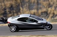 
	【曲がって、倒れて……まだイケる！】
	右に左に車体を傾けながらのコーナーリングは、ユーモラスのひとこと。これが「クルマとバイクの中間」と評される「フィアロP67bエタニティ」の走りだ！
	
	
	【ファン・トゥ・ドライブ！】
	次はアナタが体験する番！　このコクピットからは、いったいどういう景色が見えるのか？乗ったつもりでオンボード映像をお楽しみください。
	
	（撮影／編集＝webCG 関）
	 