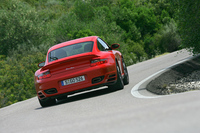 最高速度は310km/hと同じながらも、6MTより5ATのほうが0-100km/h、200km/h加速タイムが速いと発表された。ATがMTを上回る性能を見せたのは、ポルシェの量産スポーツカーとしては初とのこと。
	 