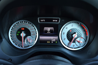 2眼式のアナログメーター。左が速度計で、右がエンジン回転計となる。その間にマルチインフォメーションディスプレイがレイアウトされる。
    