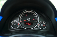 メーターは速度計、エンジン回転計、燃料計の3眼式。速度計の下には燃費や平均速度などを示すディスプレイが備えられている。
    