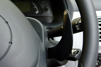 ステアリング裏に備わるパドルシフト。シフトレバーは丈が少々短いため、パドルを使うほうが操作しやすかった
	 