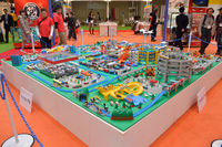 真ん中にはトミカとプラレールの複合巨大ジオラマが。