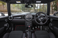 オースチンやモーリス時代のMINIをモチーフにしたという、丸いセンターメーターが特徴的なインパネまわり。