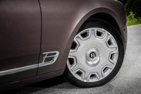 標準モデル「ミュルザンヌ」のタイヤサイズは265/45ZR20。テスト車にはオプションで用意される21インチサイズのタイヤとアルミホイールが装着されていた。