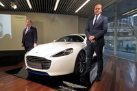 アストンマーティンのアンディ・パーマーCEO（奥）と、アジア・パシフィックの地域ディレクターを務めるパトリック・ニルソン氏（手前）。
    