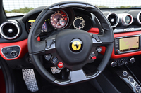 ステアリングホイールのリムは、真円形にはなっていない。上部には、シフトアップのタイミングを知らせるLEDランプが備わる。