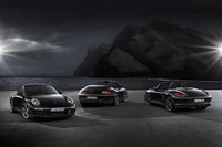 写真左から、先に発表された“黒い限定ポルシェ”「911ブラックエディション」の2台と「ボクスターS ブラックエディション」。