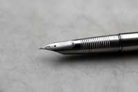 ペン先の汚れたままで失礼。しかしながら、三十数年前のデザインと思えない。