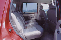 40：20：40の分割可倒式になった後席。真ん中のシートは、昔のアメ車風の雰囲気がある。サードシートに乗り込む際、レバーひとつで背もたれ、座面とも前に倒すことができる。
	 