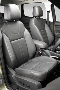 「タイタニアム」にはフルレザーシートが装着される。運転席は10方向の調整が可能。
    