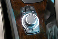 新設されたiDriveコントローラー周りの、ダイレクトメニューコントロールボタン。地図を直接呼び出せる右上ボタン「MAP」は、日本仕様独自のものだという。