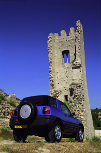 初代「RAV4」の欧州仕様。その軽快なオフロードカーは、コンパクトSUVという新たなジャンルをヨーロッパで切り開いた。