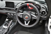 インテリアのデザインは、ベースとなる「マツダ・ロードスター」と基本的に同じ。しかし、ステアリングの中央にアバルトのエンブレムが付くと雰囲気が変わるから面白いものだ。