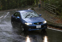 新型アコードは、ねじり剛性や曲げ剛性といった“静剛性”に加え、運転時の車両安定性や運動性能に関わる“動剛性”の強化も図られた。エアロダイナミクスもジマンのひとつ。ドアミラーまわりやボディ下面に空力処理を施すなどし、空気抗力係数（Cd値）0.26という優れた空力性能を獲得した。
	 