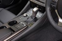 「RC350」のトランスミッションはロックアップクラッチ機構を備えたトルコン式8段AT。「RC300h」は電気式無段変速機だが、疑似的な6段のギア比が設定されており、手動での変速が可能となっている。