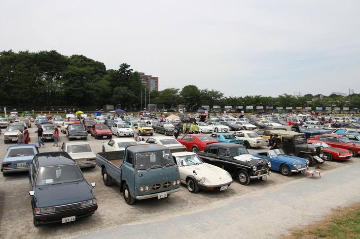 300台近くの旧車が集まったグラウンドの風景。