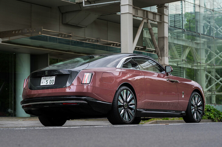 2023年6月に発表された「ロールス・ロイス・スペクター」。市販モデルとしてはロールス・ロイス初のBEVである。