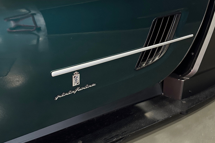 側面には、ピニンファリーナのバッジと、古典的デザインのエアインテークが。