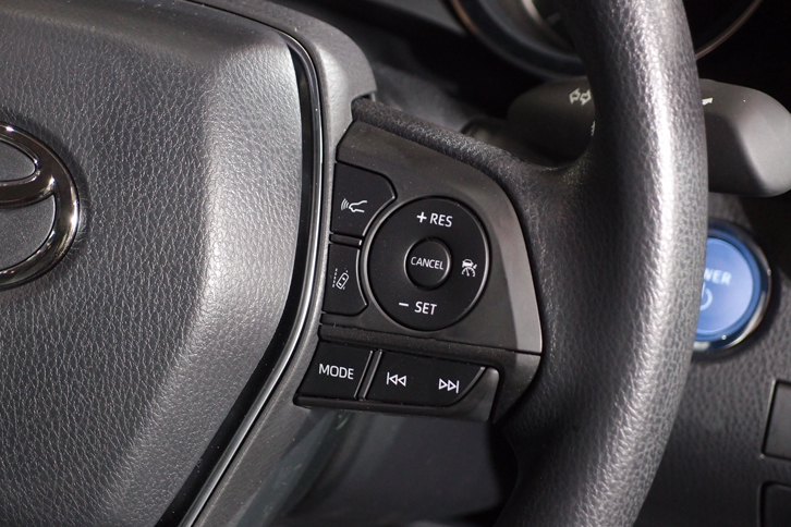 安全性の高さも新型「カムリ」のセリングポイントのひとつ。「Toyota Safety Sense P」が全車に標準装備される。写真は、レーダークルーズコントロールの操作スイッチ。
