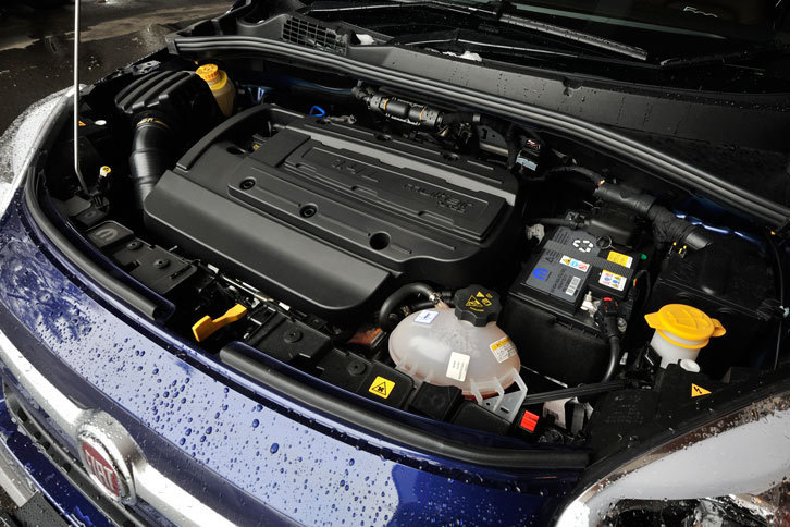 「500Xクロスプラス」に搭載される1.4リッター直4ターボエンジン。25.5kgmという、「ジープ・レネゲード トレイルホーク」を2.0kgm上回る最大トルクを発生する。