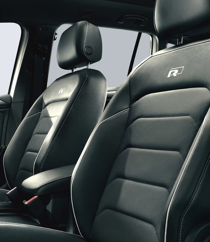 「ティグアンRライン ディナウディオ」にはレザーシートパッケージも標準装備となる。