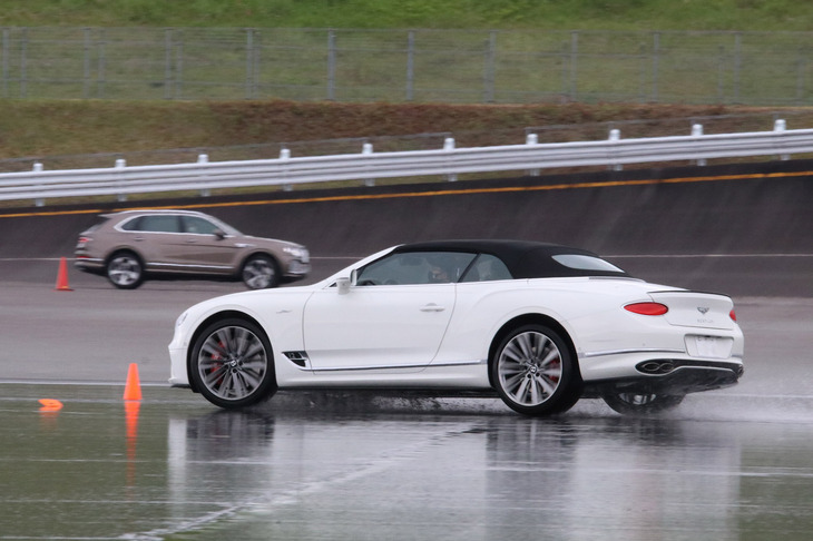 ベントレーの最新モデルに試乗できる「ダイナミック・ライド2022」は、富士スピードウェイの敷地内にあるトヨタ交通安全センター「モビリタ」の専用コースで実施。「コンチネンタルGT」や「ベンテイガ」で、散水による低ミュー路などを走行し、ベントレーの優れた運動性能を実感するというものだった。