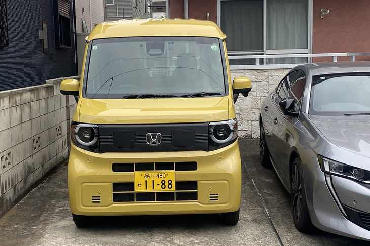 “ちょいワル特急”こと愛車の「プジョー508」（写真右）と並んだ「オータムイエローパール」をまとった「ホンダN-VAN e：」（写真左）。