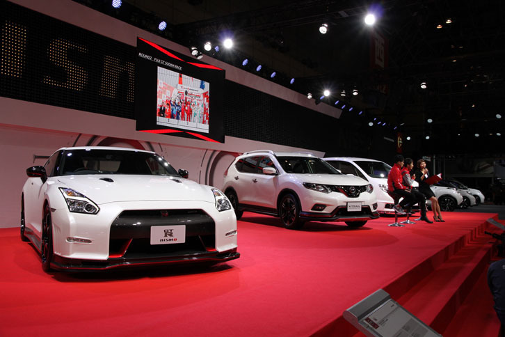 日産ブース中央のステージには、「GTRニスモ ニスモNアタックパッケージ」などが並べられていた。