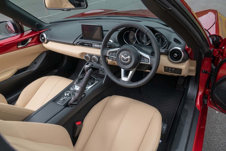 中間グレード「VS」のインテリアには、新色「スポーツタン」（写真）と「ブラック」が追加された。