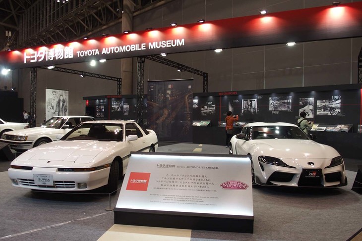 右：トヨタ・スープラRZ（2019年）、左：トヨタ・スープラ3.0GT（1988年）