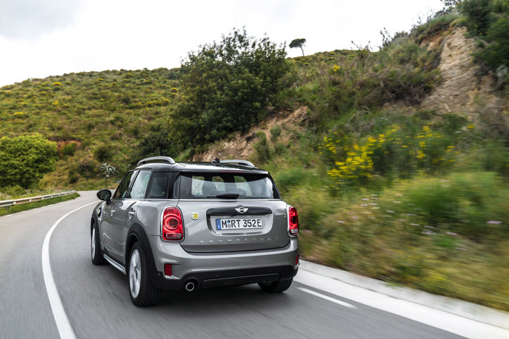 「MINIクーパーS EクロスオーバーALL4」の価格は479万円。エンジンの違いもあってか、PHVでありながら純内燃機関モデルの「クーパーSD ALL4」より4万円低い価格設定となっている。