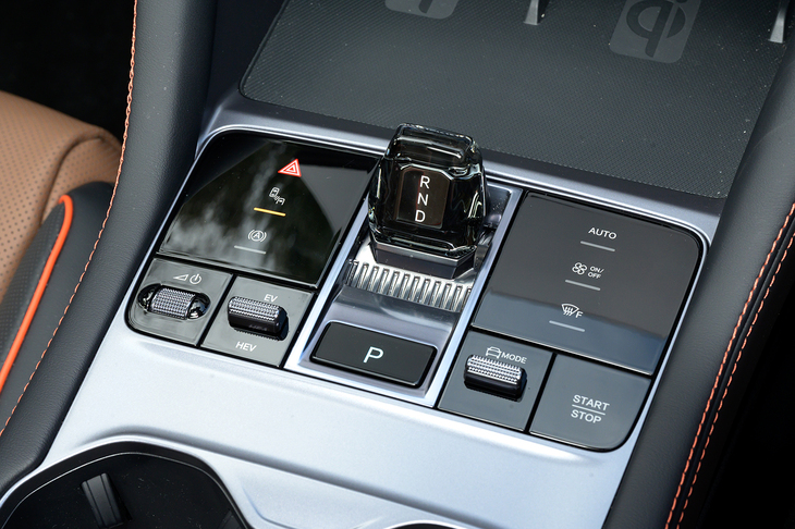 センターコンソールのスイッチ類はすっきりシンプルなレイアウト。EVモードとハイブリッドモードを任意に切り替えるスイッチもある。