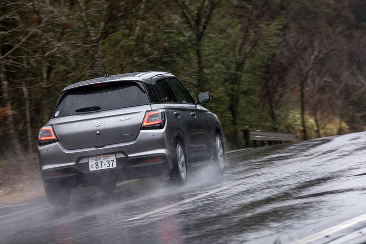 新しい3気筒エンジンは粘り強いトルク特性が魅力。坂道もなんのそので、低速時にずぼらなシフト操作をしていても、ちょっとやそっとではエンストしない。