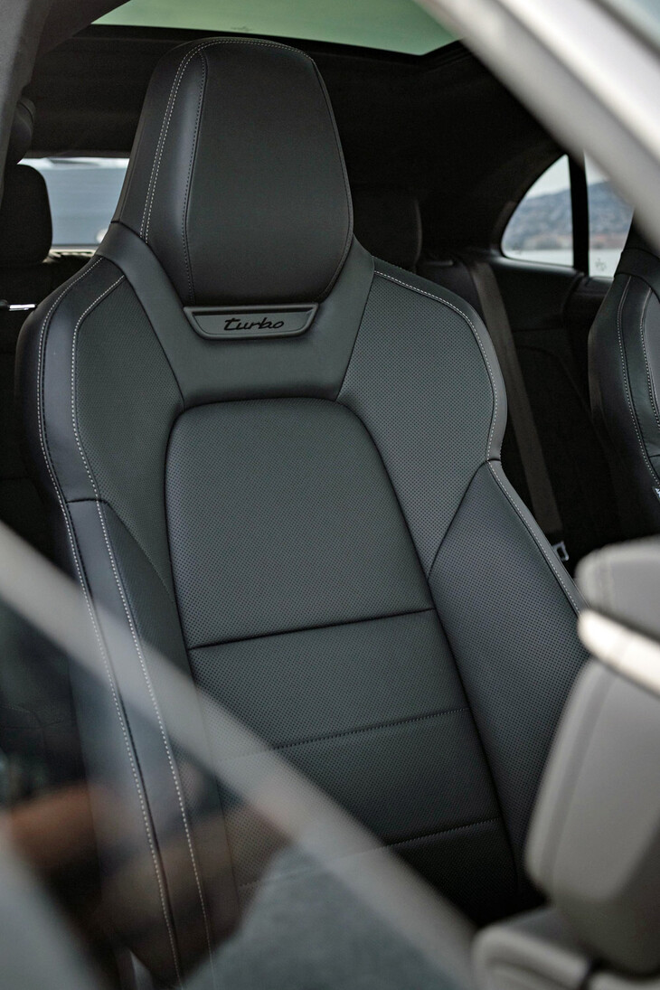 「マカン ターボ」のフロントシート。床下に電池を敷き詰めるBEVでありながら、前席の着座位置は従来モデルより28mm低められている。