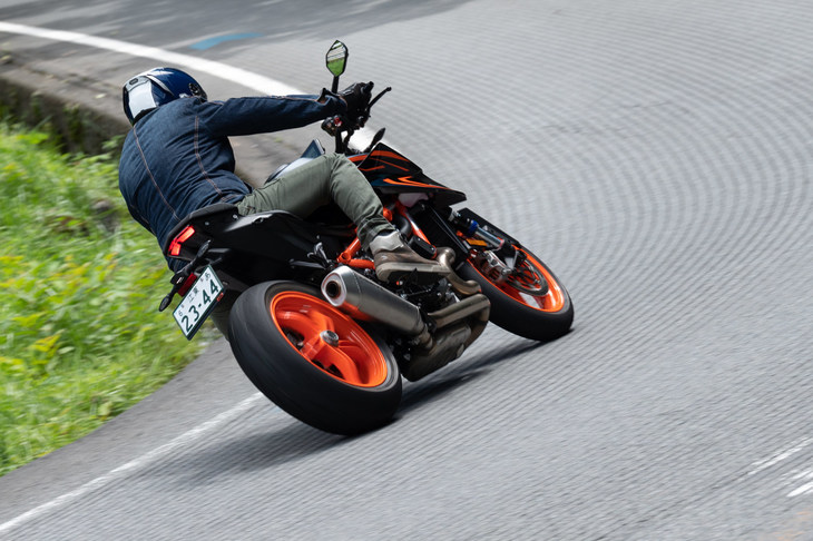 スロットルを開けると体がのけぞるほどの加速を披露する「1290スーパーデュークR EVO」。いかに優れた車体とサスペンション、電子制御を備えたモデルとはいえ、油断は禁物だ。