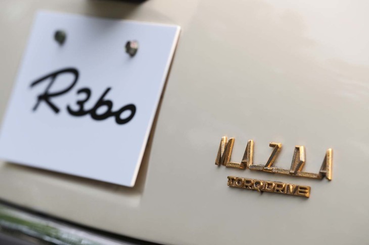 マツダR360クーペ（リアのエンブレム）