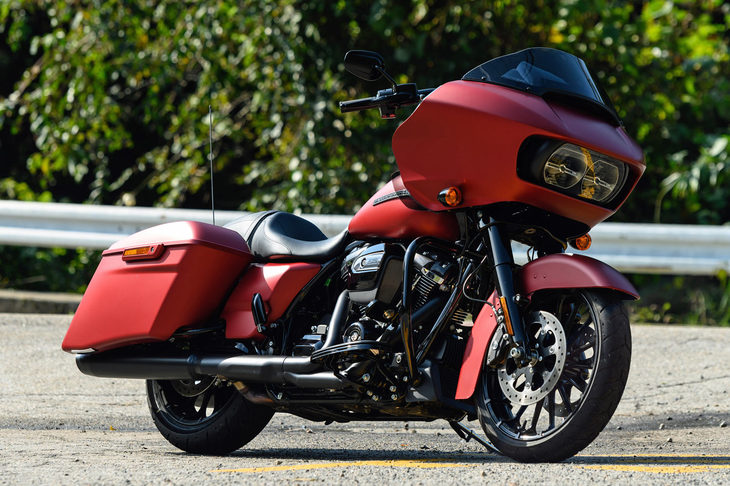 6種類のペイントのうち、「ウィキッドレッドデニム」のカラーリングが採用された「ロードグライドスペシャル」。ロングツーリングも難なくこなす「ツーリング」ファミリーに属する。