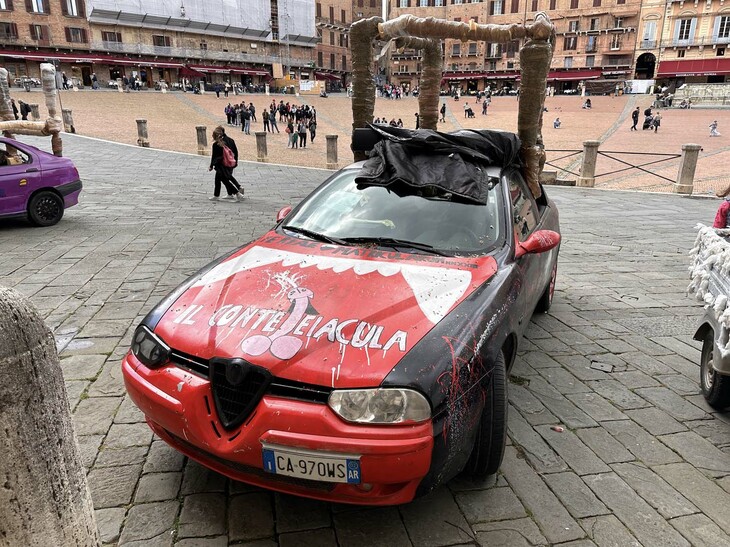 大胆にも「射精伯爵」と記された「アルファ・ロメオ156」（2002年）。