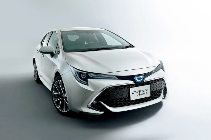 新たな「カローラ」のセダンは、ハッチバックの「カローラ スポーツ」（写真）、ワゴン「カローラ ツーリングスポーツ」に次ぐ形で登場する。