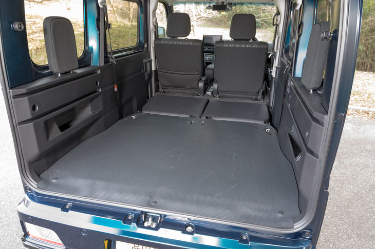 使いでのある荷室こそこのクルマの本領。「アトレー」は内壁にトリムが付くぶん「ハイゼット」よりせまくなっているが、それでも荷室長×荷室幅×荷室高＝1820×1410×1215mm（2人乗車時）という広さを確保。また床面と後席の背面には防汚マットが用いられている。