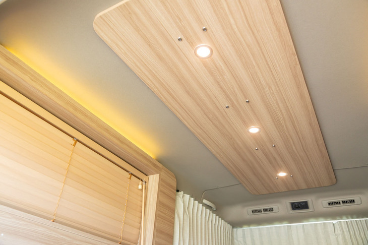 天井には調光機能付きのスポット照明を装備。木目調パネルによる台座がいい雰囲気だ。