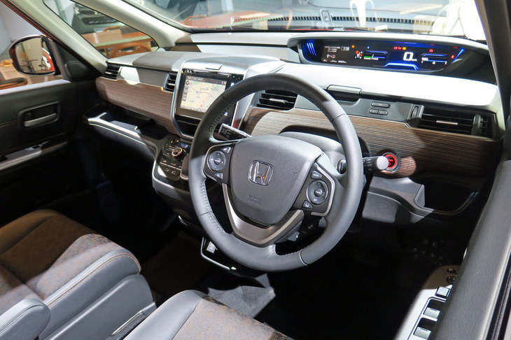 「フリード ハイブリッド クロスター」のインストゥルメントパネルまわり。装飾パネルの柄などを除くと、基本的な意匠は標準車と同じだ。