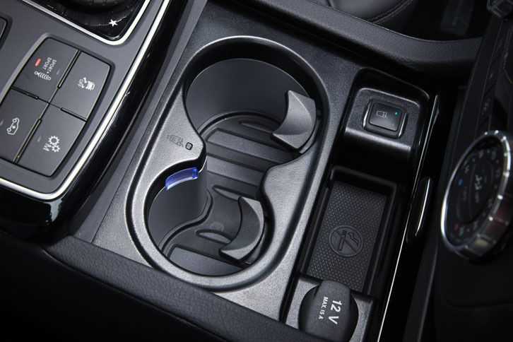 前席用のカップホルダーには、飲み物の温度を調節する機能が備わる。保冷中は写真のように、筒内にブルーのライトがともる。