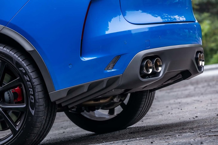 V8独特のエキゾーストサウンドを奏でる左右2本出しのエキゾーストパイプや、下部がディフューザー形状となったリアバンパー下部などが「SVR」専用の装備。