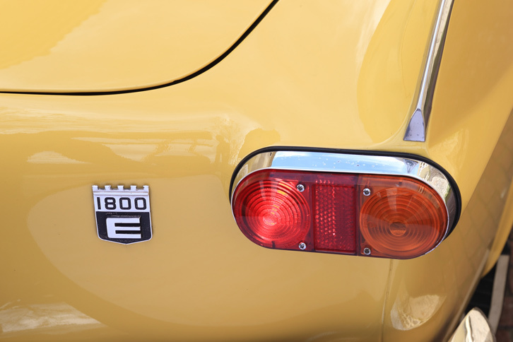 リアに装着された「1800E」のバッジ。同車は電子制御式燃料噴射装置を備えた、「P1800」の最終モデルにあたる。