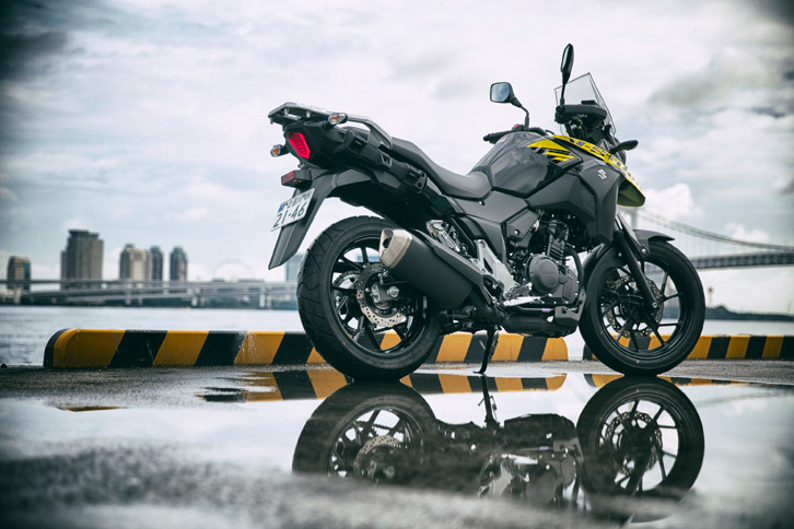 ボディーカラーには、黒のモノトーン、赤と黒のツートン、黄色と黒のツートンの3種類が用意されている。