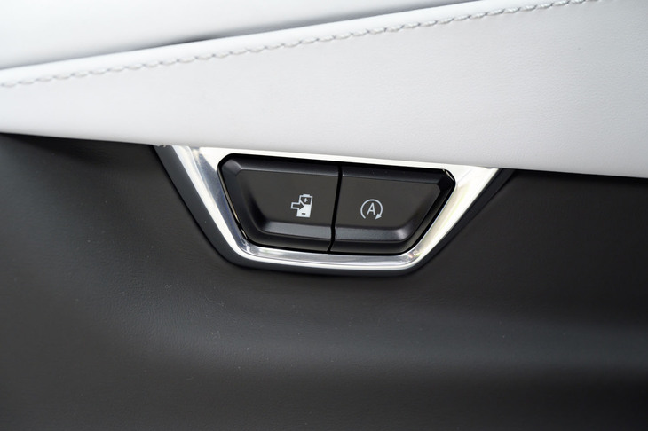 センターコンソールの右側面には、アイドリングストップのカットスイッチと、バッテリーの充電量を高めるチャージモードのスイッチが備わる。