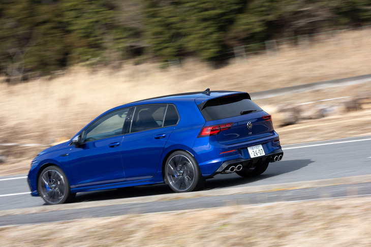 ドライブトレインでは「ティグアンR」で初採用された「Rパフォーマンストルクベクタリング」の搭載がトピック。ステアリングの舵角やアクセルペダルの踏み込み具合などをもとに、左右後輪に適切な駆動力を配分する。