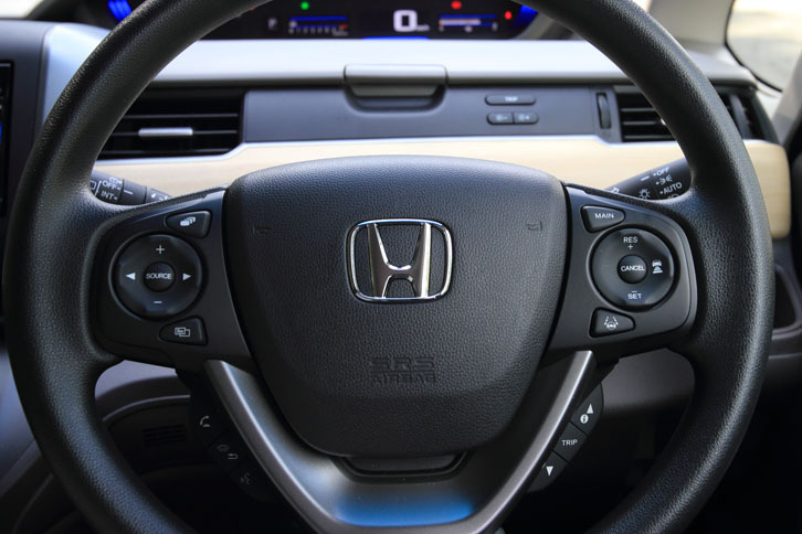 ステアリングホイールの右側スポークにはクルーズコントロールのスイッチが、左側スポークにはインフォテインメントシステムの操作スイッチがレイアウトされる。